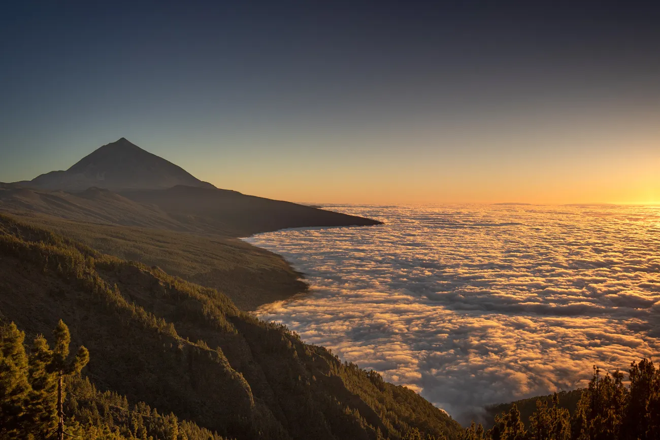 Tenerife Volcano Teide con mar de nubes